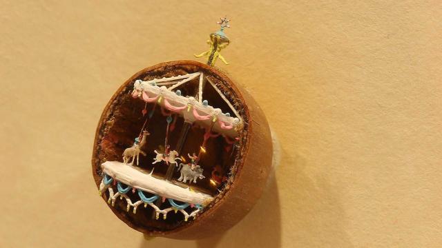Carrusel en una avellana, una de las creaciones que se pueden ver en el museo micro gigante de Guadalest.