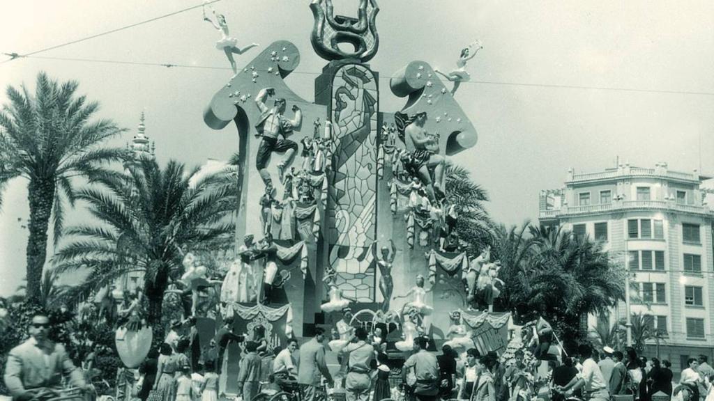 1956. Foguera de Alfonso el Sabio 'Tepsícore', obra de  Ramón Marco.