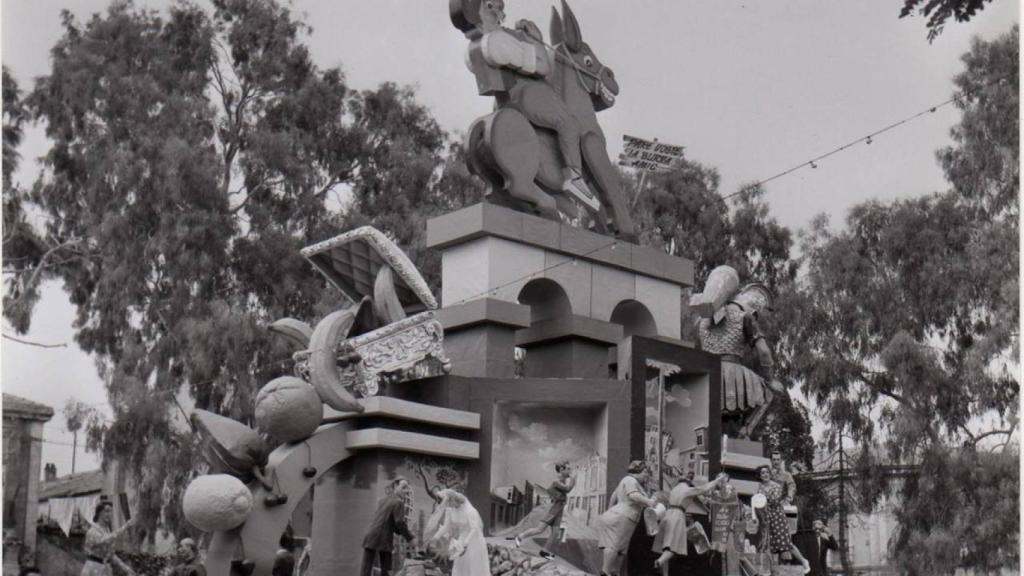 1956. Foguera de Benalúa 'Pare vosté la burra, amic', obra de Jaime Giner.