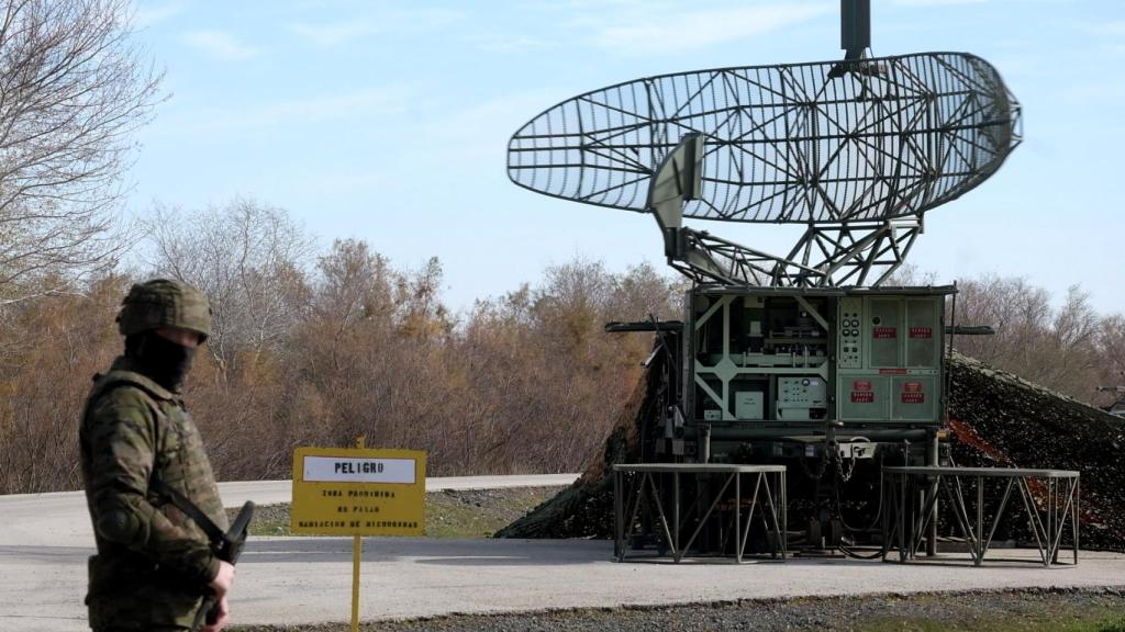 Un soldado español de la base de El Copero patrulla durante el entrenamiento de los oficiales ucranianos junto a un radar de exploración de cota alta del sistema antiaéreo Hawk.