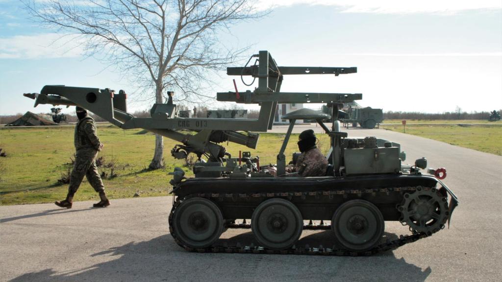 Militares ucranianos manejan un tractor de carga de misiles Hawk, durante su curso en El Copero.