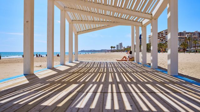 Una turista en una playa de Alicante, en una imagen promocional.