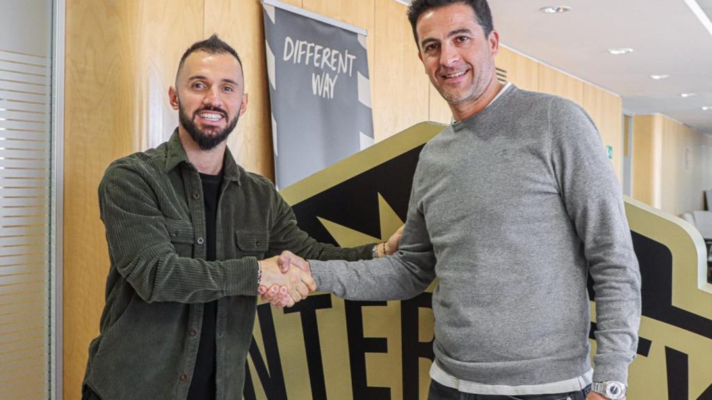 En la imagen, el centrocampista turco Emre Çolak y el director deportivo, Jorge López.