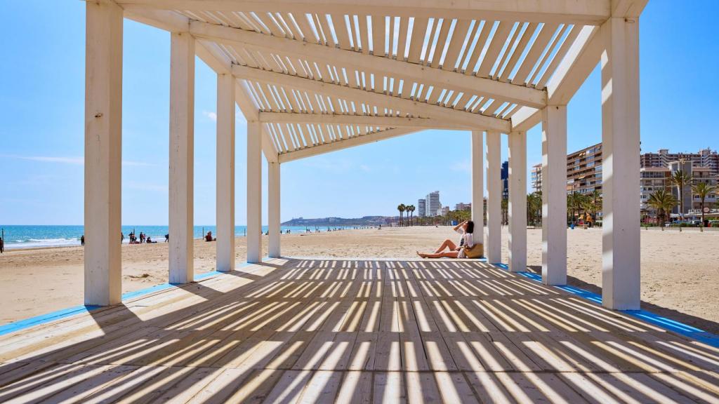 Una turista en una playa de Alicante, en una imagen promocional.