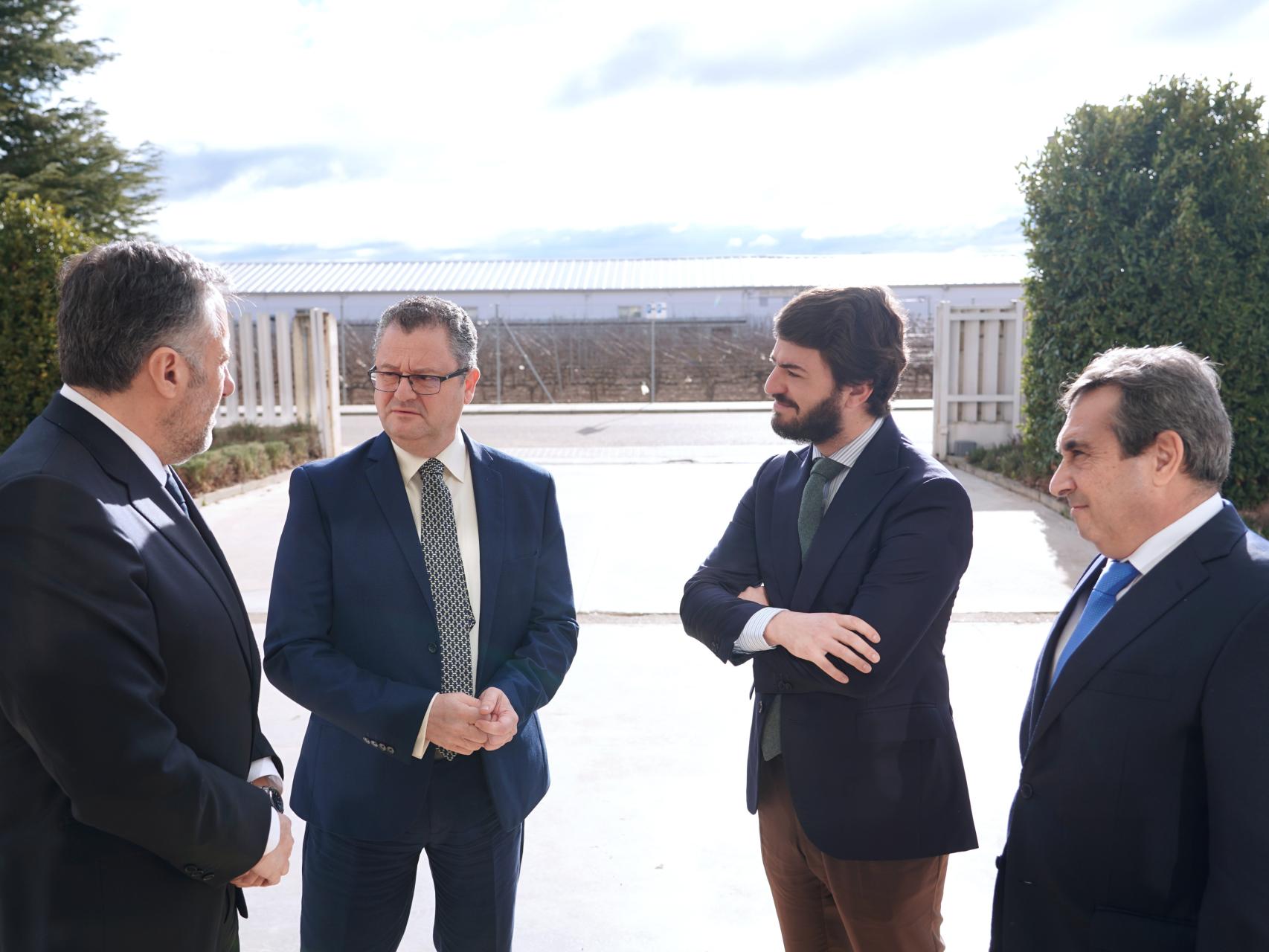 El vicepresidente de la Junta, Juan García-Gallardo, junto con el consejero de Agricultura, Gerardo Dueñas, y el presidente de las Cortes, Carlos Pollán, en el acto por el 20 aniversario del Itacyl, este viernes.