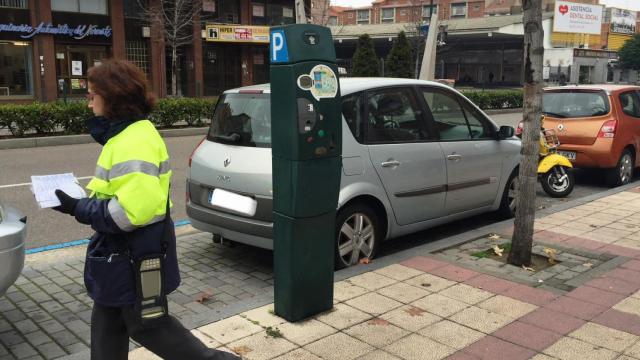 Una trabajadora de la ORA controlando el aparcamiento