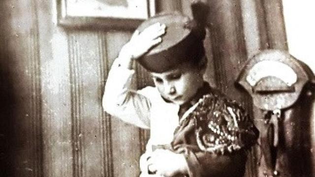 Roberto Domínguez de niño con los trastos de su tío Fernando