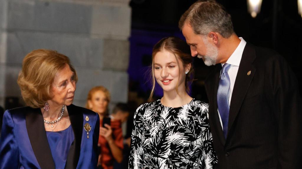 Felipe VI junto a la reina Sofía y la princesa Leonor.