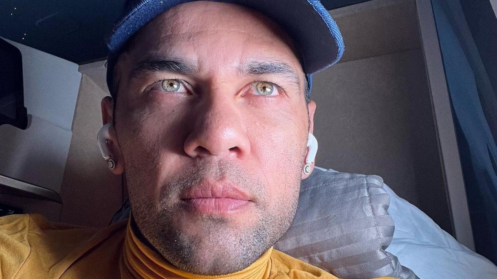 Dani Alves escuchando música