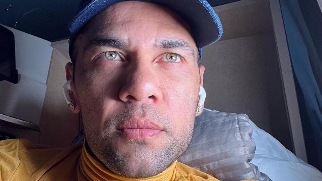 Dani Alves escuchando música