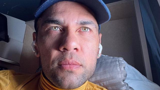 Dani Alves escuchando música