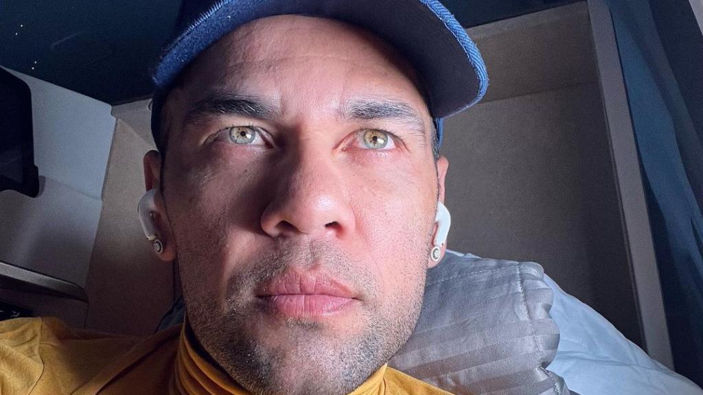 Dani Alves escuchando música