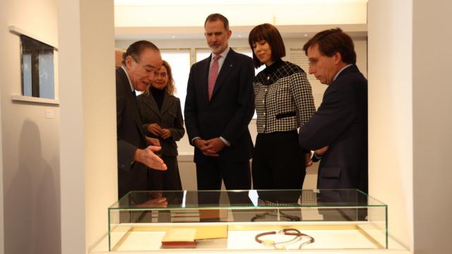 A la izquierda, el presidente de la Fundación Ortega-Marañón, Gregorio Marañón, muestra a las autoridades presentes en la inauguración del nuevo Espacio Cultural el material de una de las exposiciones que alberga