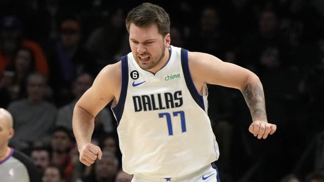 Luka Doncic se duele tras torcedura de tobillo