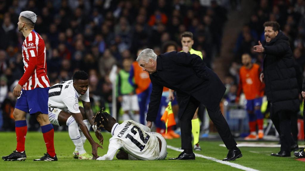 Vinicius y Ancelotti ayudan a Camavinga a levantarse