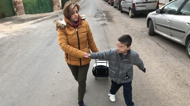 Mari Carmen llevando al colegio a su hijo.