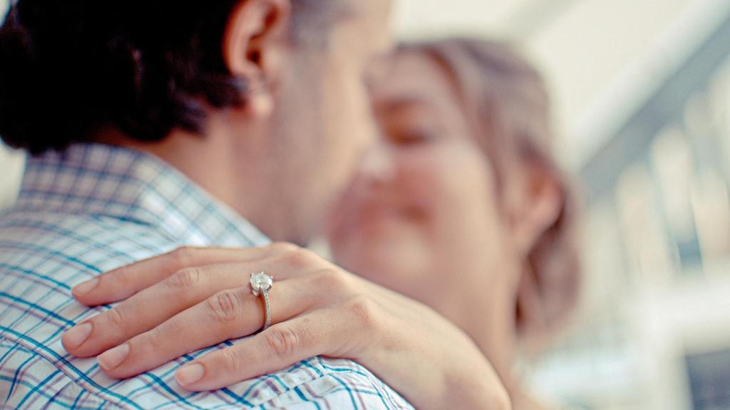 Imagen de archivo de la novia de una pareja luciendo un anillo de diamantes.