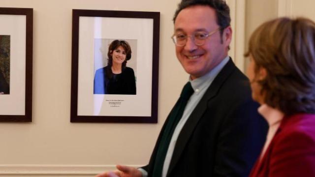 Álvaro García coloca este viernes el retrato de su antecesora en la galería de fotos de fiscales generales./