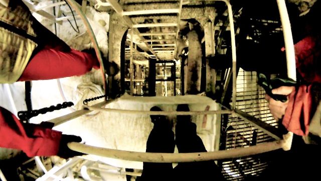 Trabajos en el interior de una embarcación en un  astillero.