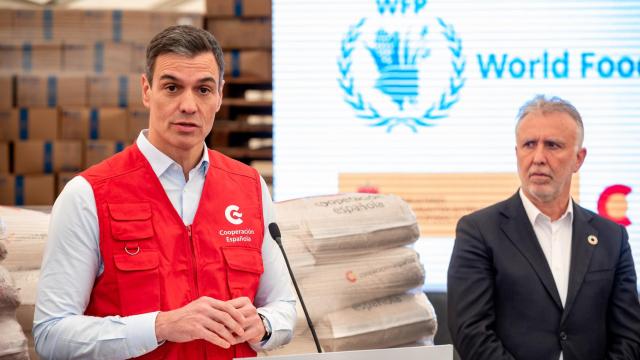 Pedro Sánchez, presidente del Gobierno, bajo la atenta mirada de Ángel Víctor Torres, presidente de Canarias, este viernes.