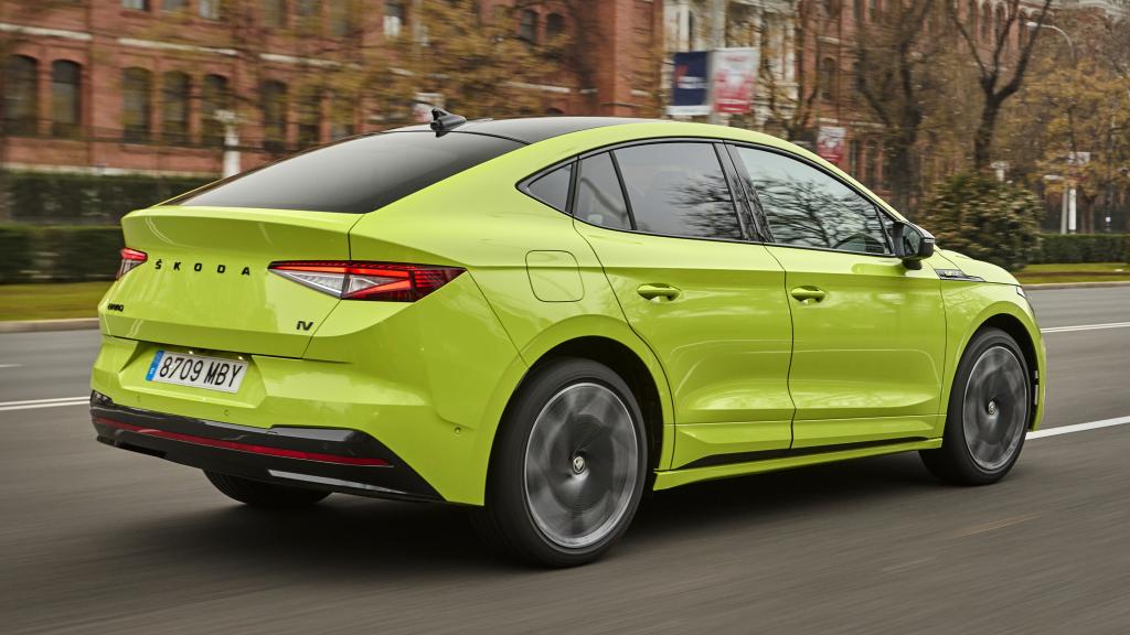 El Skoda Enyaq Coupé iV RS integra en la zaga una banda roja reflectante.
