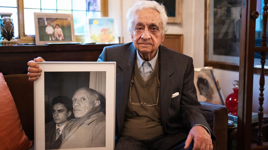 José Luis Galicia posa en su casa con una foto que atesora, enmarcada, con su amigo Pablo Ruiz Picasso.