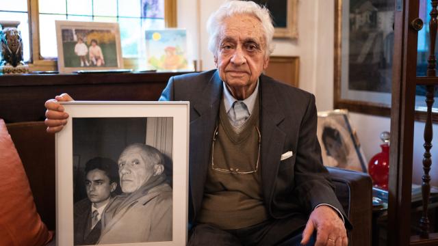 José Luis Galicia posa en su casa con una foto que atesora, enmarcada, con su amigo Pablo Ruiz Picasso.