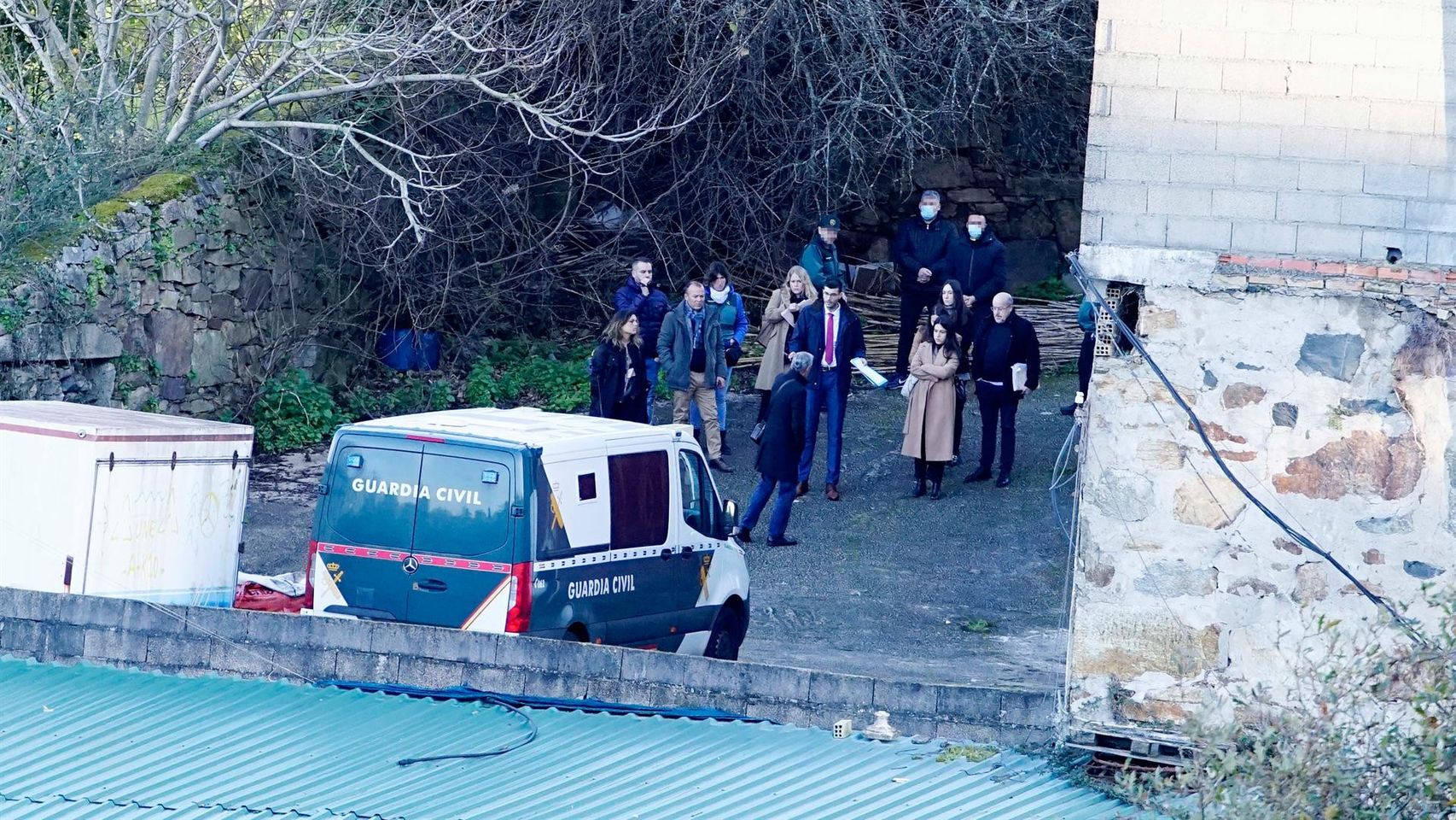Reconstrucción de los últimos pasos de la víctima del crimen del pozo de O Porriño, en presencia de los tres acusados (dos de ellos esposados por venir de prisión provisional), en una nave de la calle Severino Cobas de Vigo.