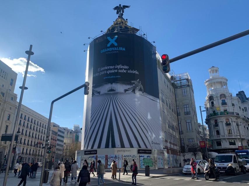 El edificio Metrópolis en la actualidad, con la fachada cubierta por una lona publicitaria.