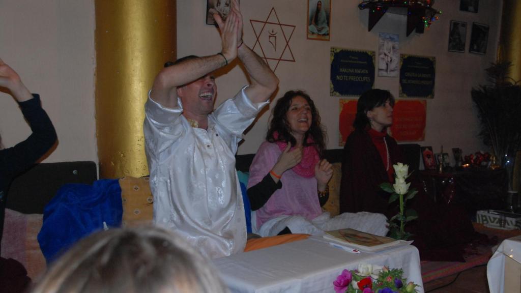 El Lama de Mahasandhi, en trance, durante una ceremonia espiritual con miembros que residen en esta comunidad en un paraje de El Tollé.