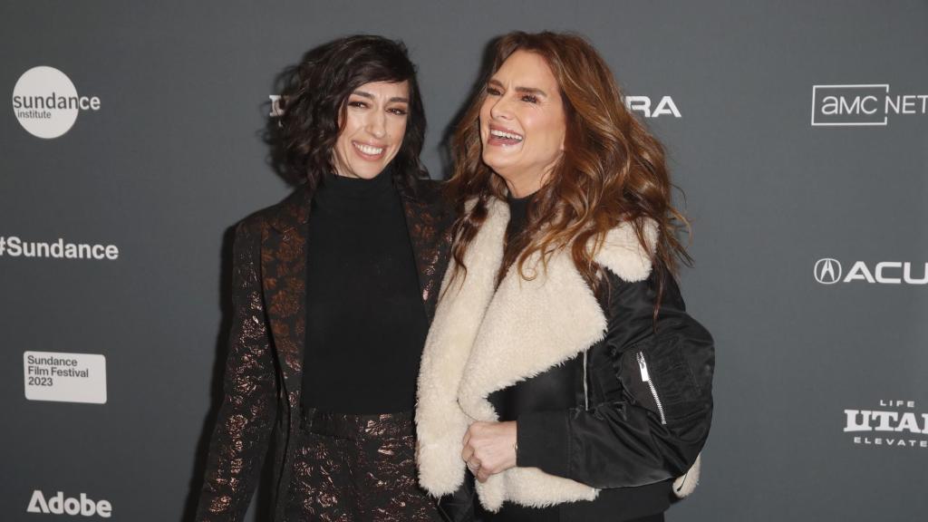 La directora Lana Wilson (izq.) y Brooke Shields en la premiere de 'Pretty Baby: Brooke Shields' en el Festival Sundance
