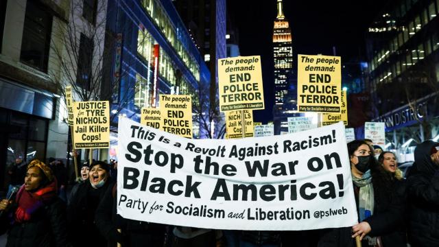 La gente reacciona a la publicación del video del encuentro policial fatal con Tire Nichols en Memphis, en Nueva York.