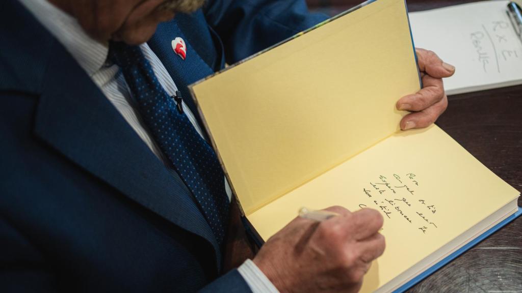 Miguel Ángel Revilla dedica uno de sus libros a EL ESPAÑOL. Lleva siete publicados. Del primero he vendido 540.000 libros, cuenta.