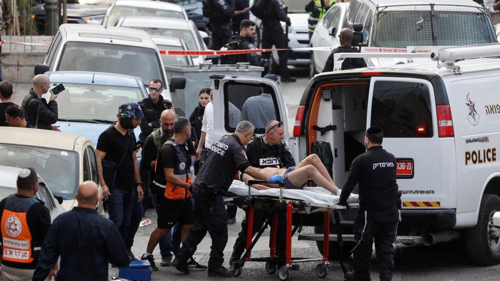 Israelí herido atendido por los servicios médicos.