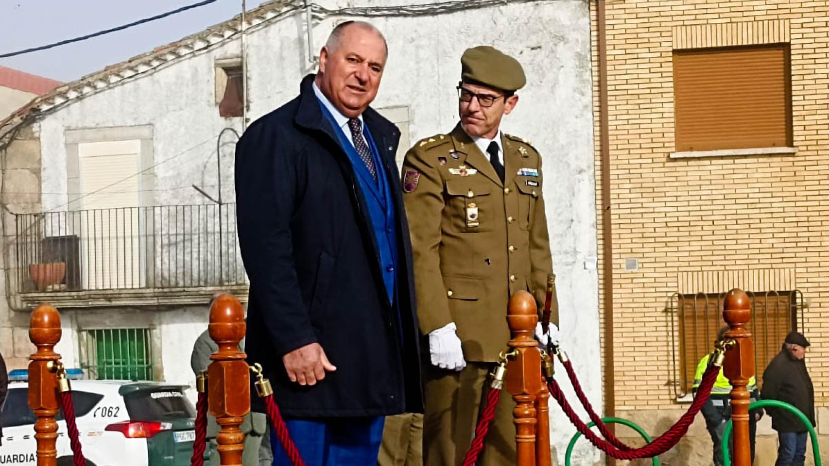 Izado de la Bandera de España por el Ejército en Villarino