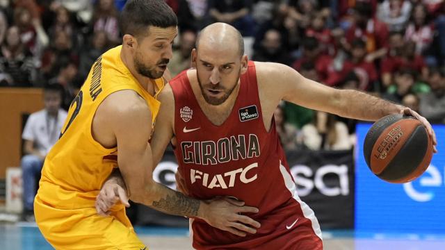 Quino Colom, en acción con Nicolás Laprovittola durante el Bàsquet Girona - Barcelona