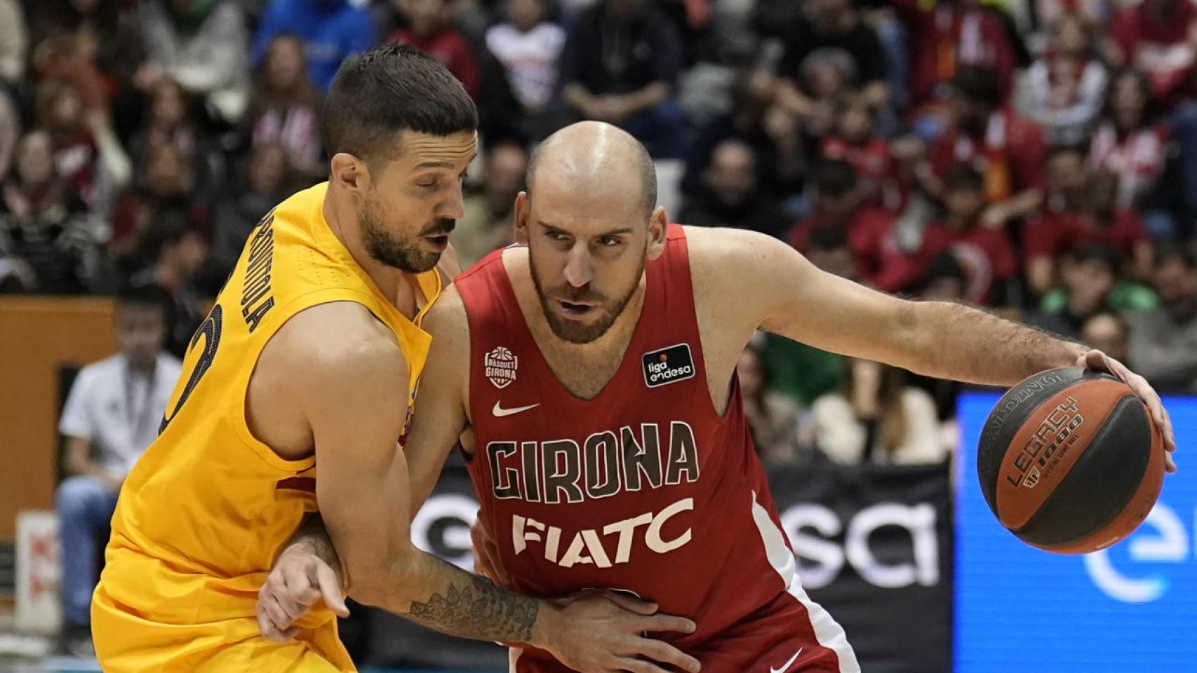 Quino Colom, en acción con Nicolás Laprovittola durante el Bàsquet Girona - Barcelona