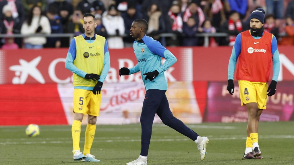 Busquets, Dembélé y Araujo, durante el calentamiento del Barça