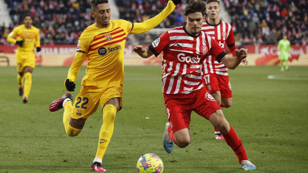 Raphinha y Miguel Gutiérrez, peleando la posesión en el Girona - Barcelona de La Liga 2022/2023