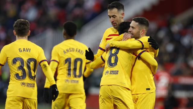 Piña de los jugadores del Barcelona para celebrar el gol de Pedri