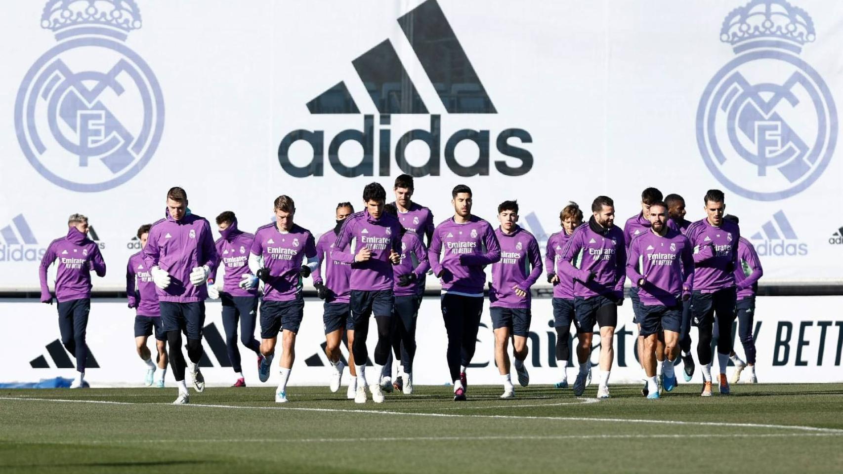 Dani Carvajal, junto al grupo entrenándose.