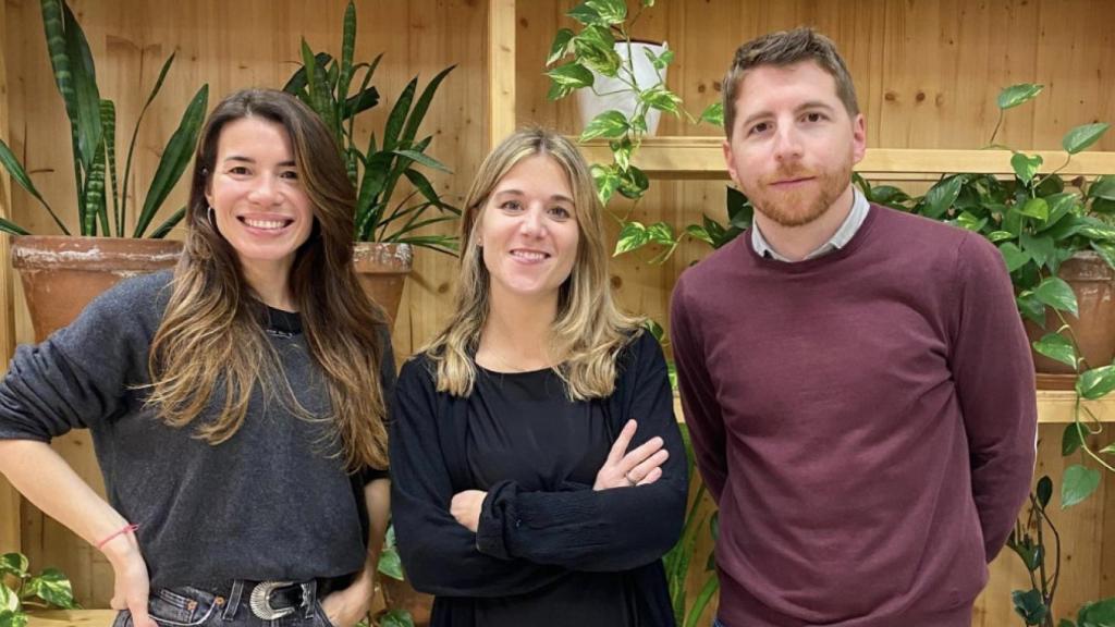 La periodista Ana de Santos junto a Paloma Adrien y Álvaro Queizán, Chief Production Officer y responsable de sostenibilidad respectivamente en la agencia Craft.