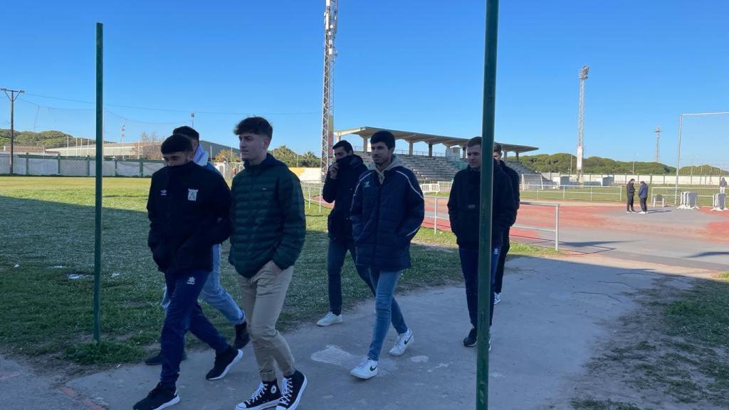 Los jóvenes protegen a Dani Güiza antes del partido.