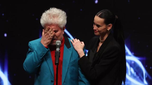 El director Pedro Almodóvar, emocionado durante su discurso de agradecimiento en la gala de los Premios Feroz del pasado sábado en Zaragoza.