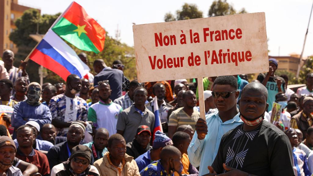 Manifestantes protestando contra Francia en Ougadugú y ondeando la bandera rusa..