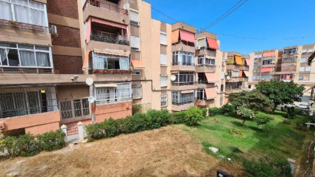 Uno de los edificios en los que hay varias viviendas a la venta en Juan XXIII.