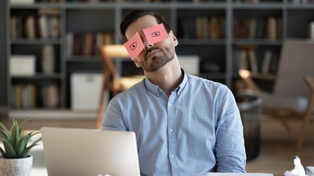 Imagen de archivo de una persona, que parece aburrida, en el trabajo.