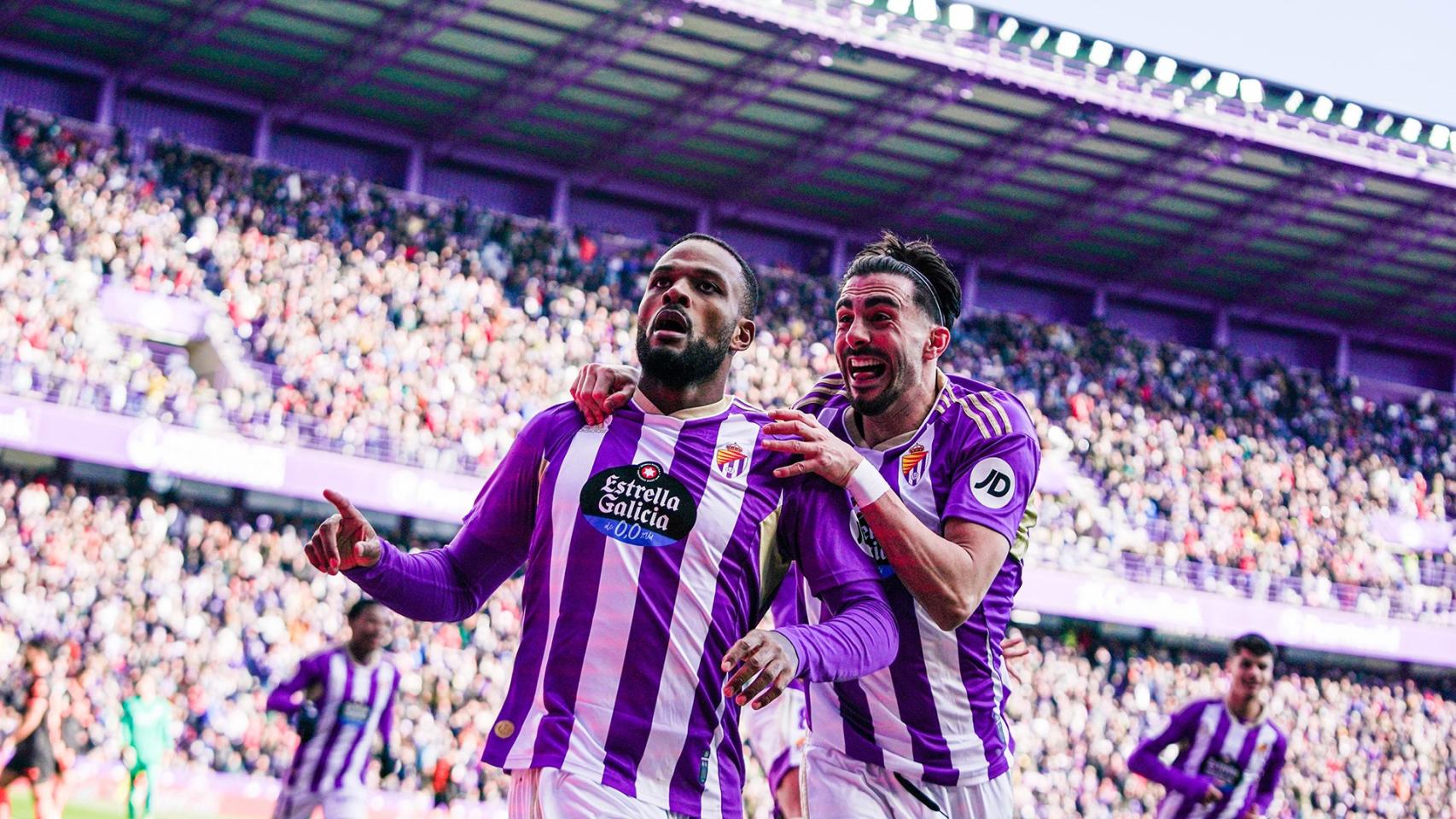 Un golazo de Larin en el minuto 90 da al Real Valladolid tres puntos valiosos ante el Valencia