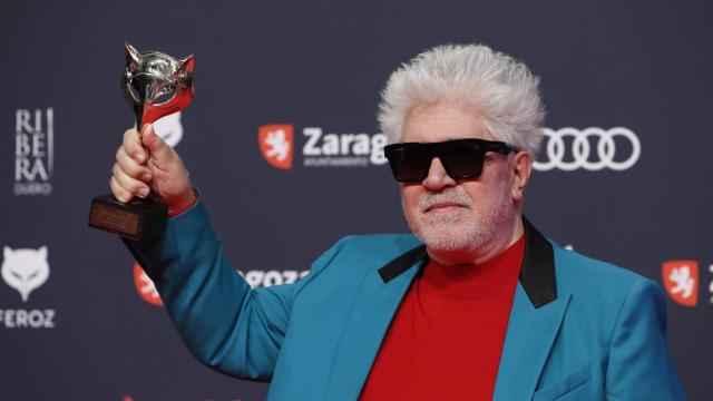 Pedro Almodóvar con su Feroz de Honoro. Foto: Javier Belver (Efe)