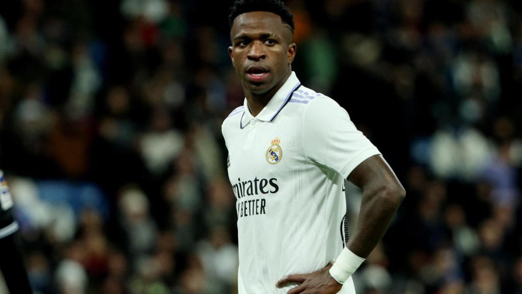 Vinicius mira a la grada en un momento del Real Madrid - Real Sociedad